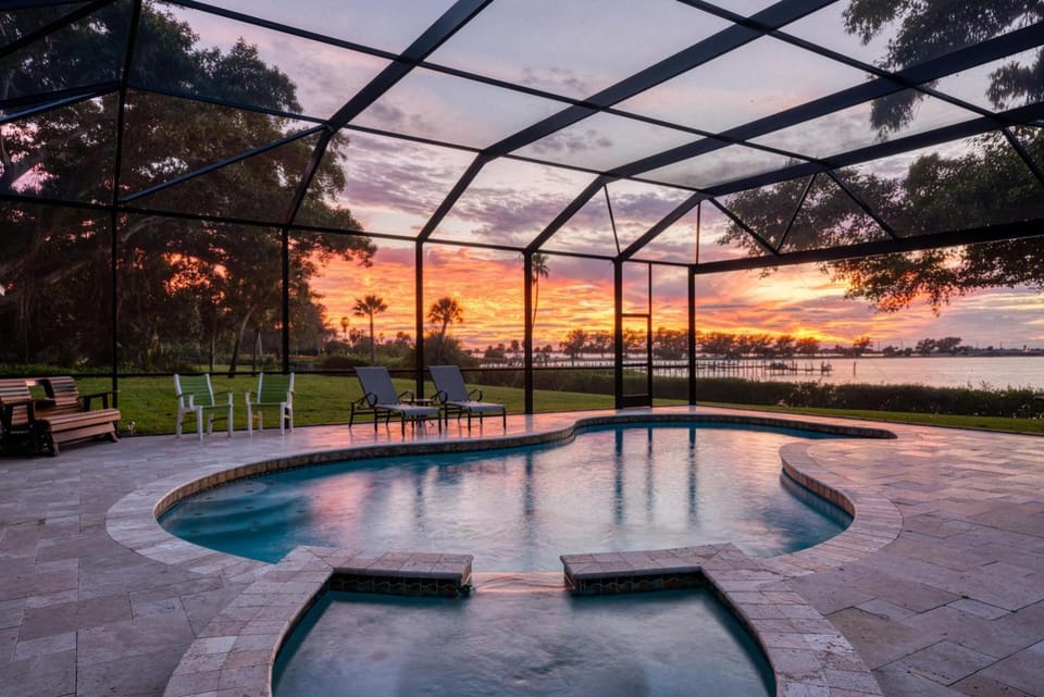 The Plantation House! Waterfront view! Free pool heat! House in Bradenton