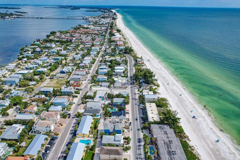 Sea Site Retreat Unit B! Great attractions nearby! Short walk to the beach! House in Bradenton Beach