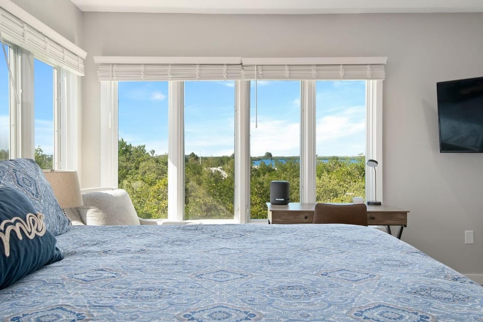 The Tree House! Beautiful townhome in Longboat Key with great amenities surrounded by nature! House in Longboat Key