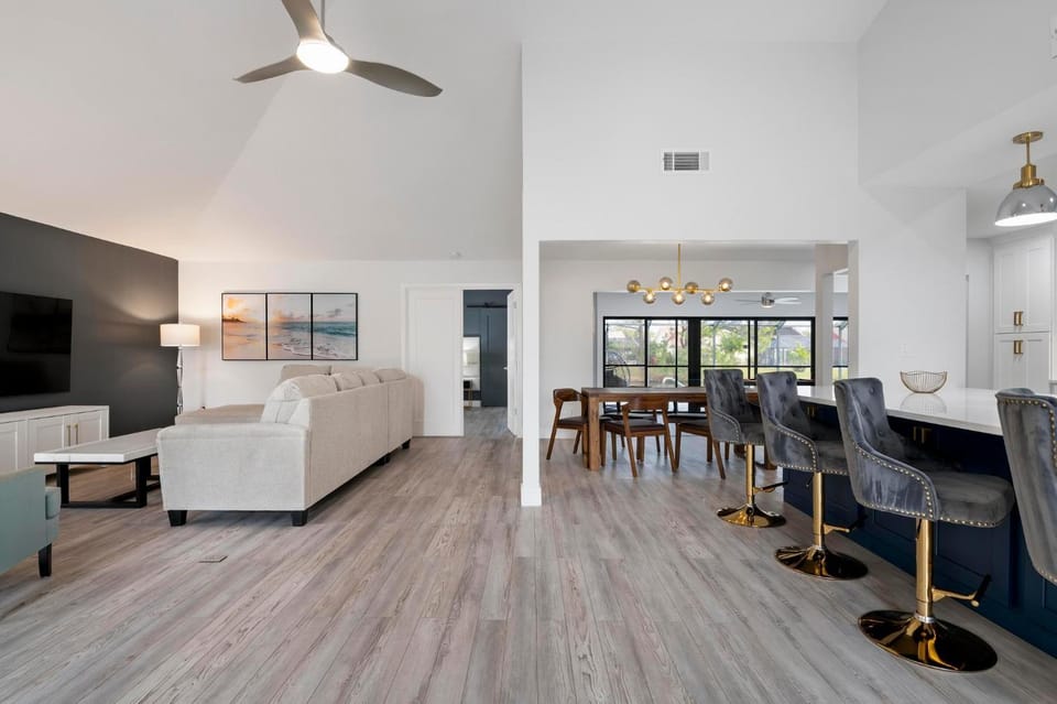 Tropical Tranquility! Luxury pool home with lakefront view just minutes from the beach! House in Bradenton