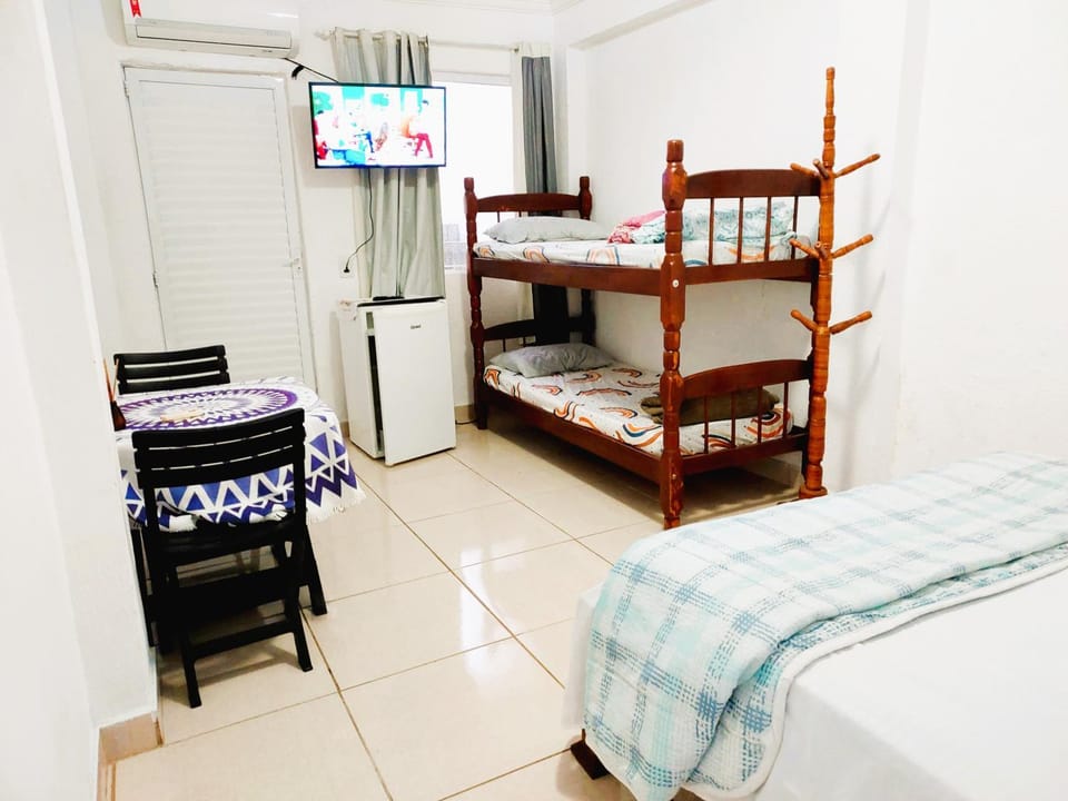 Bed, TV and multimedia, Photo of the whole room, Bedroom, bunk bed, oven