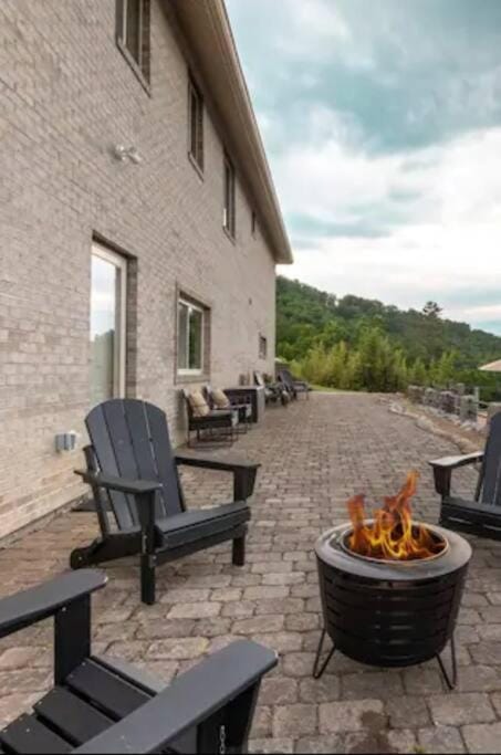 Property building, Patio, Natural landscape, BBQ facilities, Balcony/Terrace, Seating area, Mountain view
