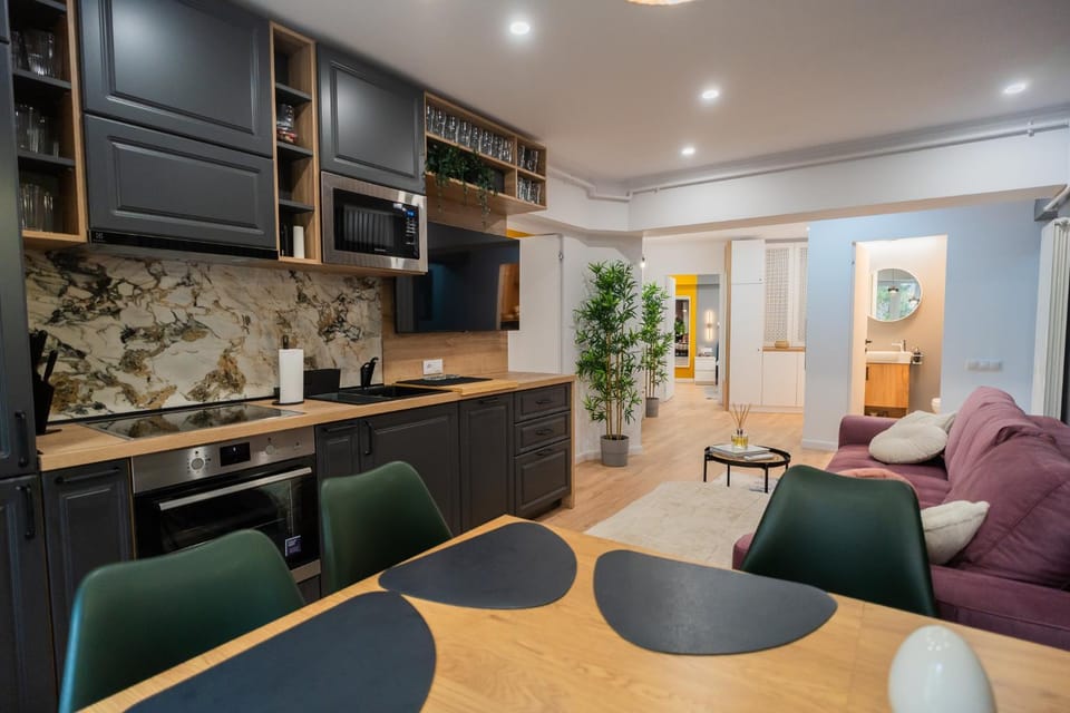 Coffee/tea facilities, Kitchen or kitchenette, Dining area, kitchen, air conditioner