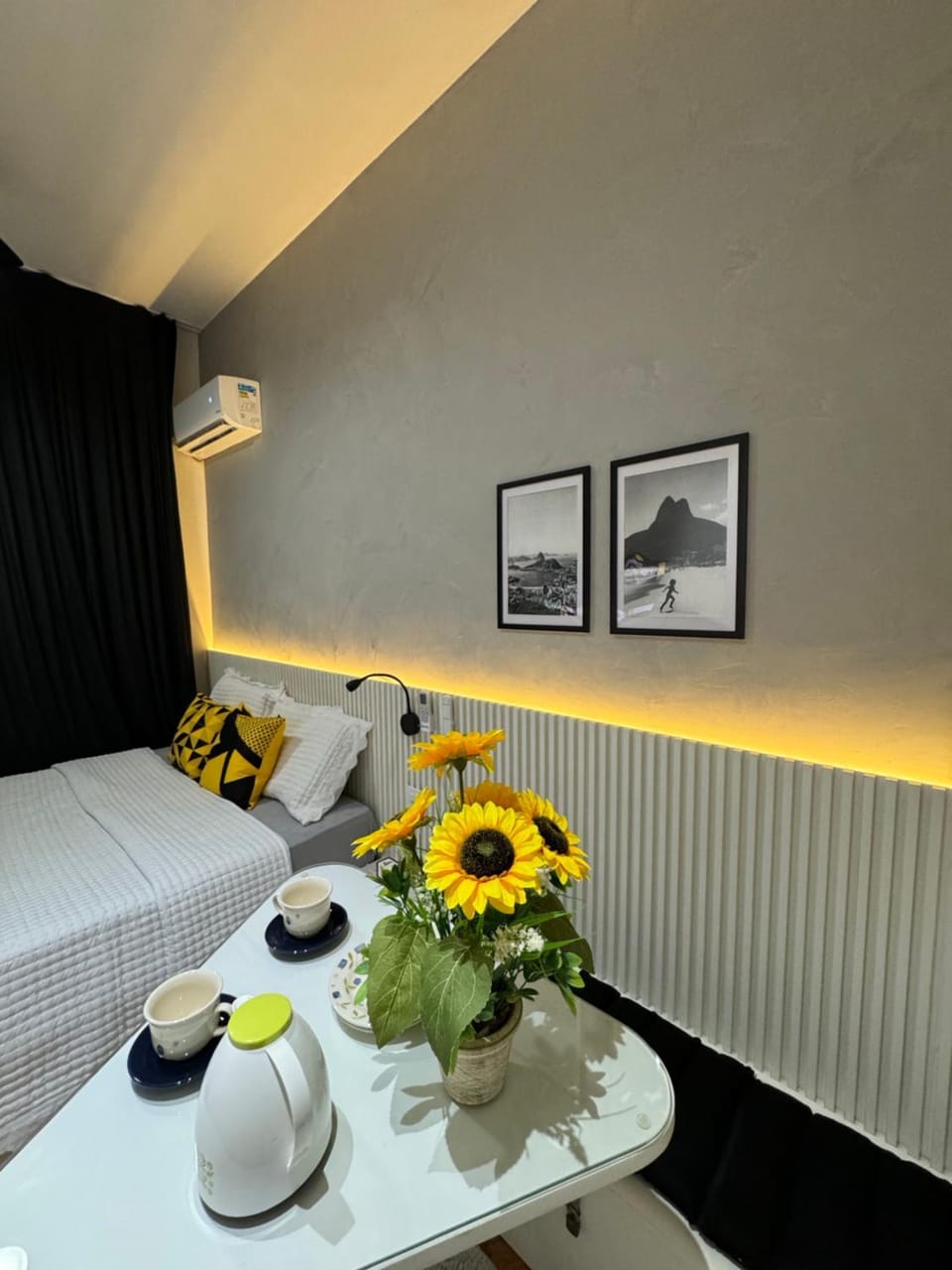 Bed, Dining area, Bedroom