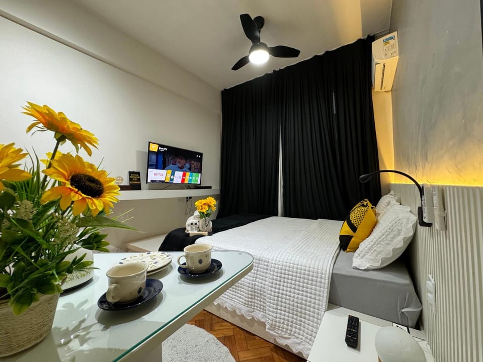 Bed, Seating area