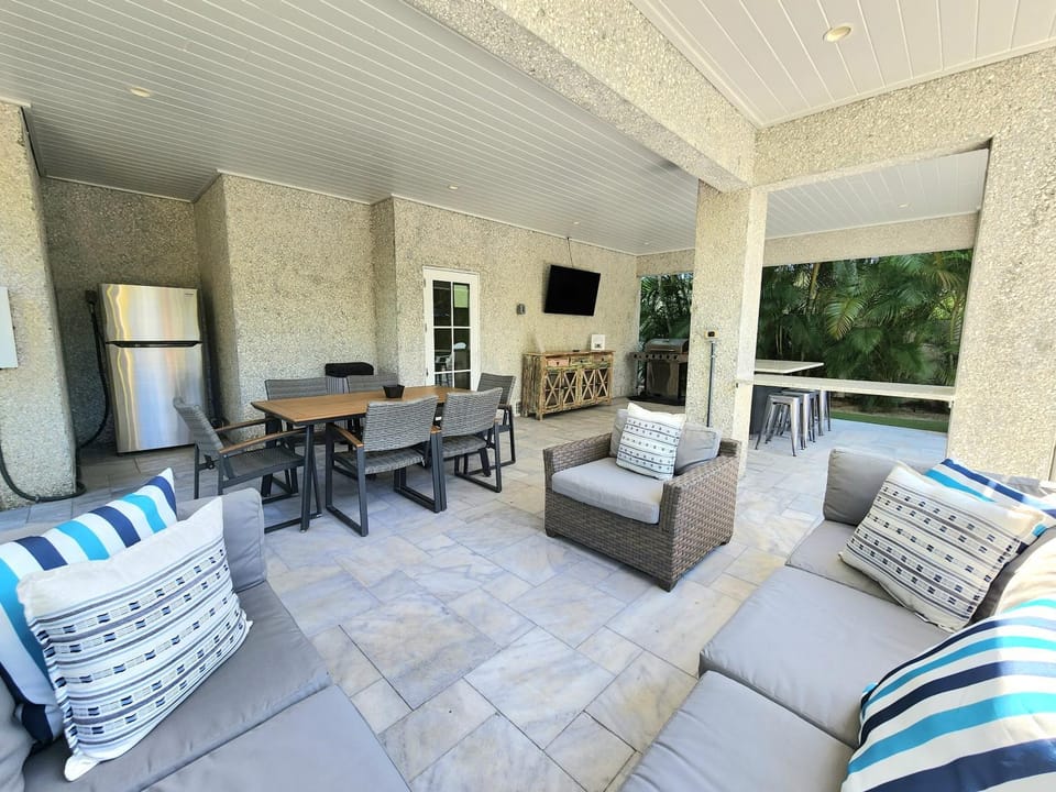 Ocean Star! 7 Bdrms, 7 Baths! Beaches less than 5min walk to beach! House in Bradenton Beach