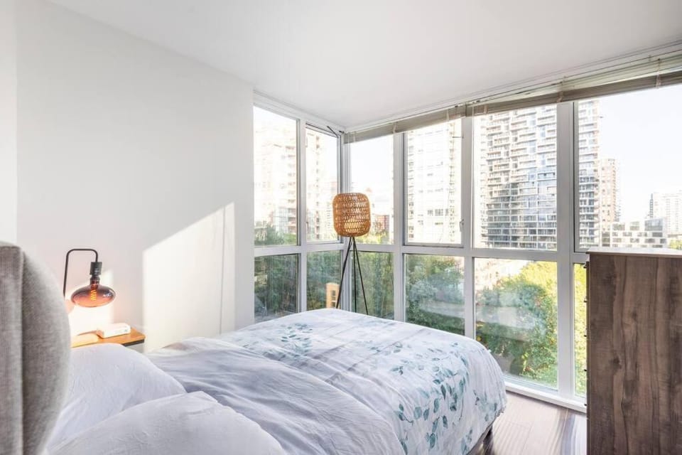 Luxury 2-bedroom condo beach side Yaletown Apartment in Vancouver