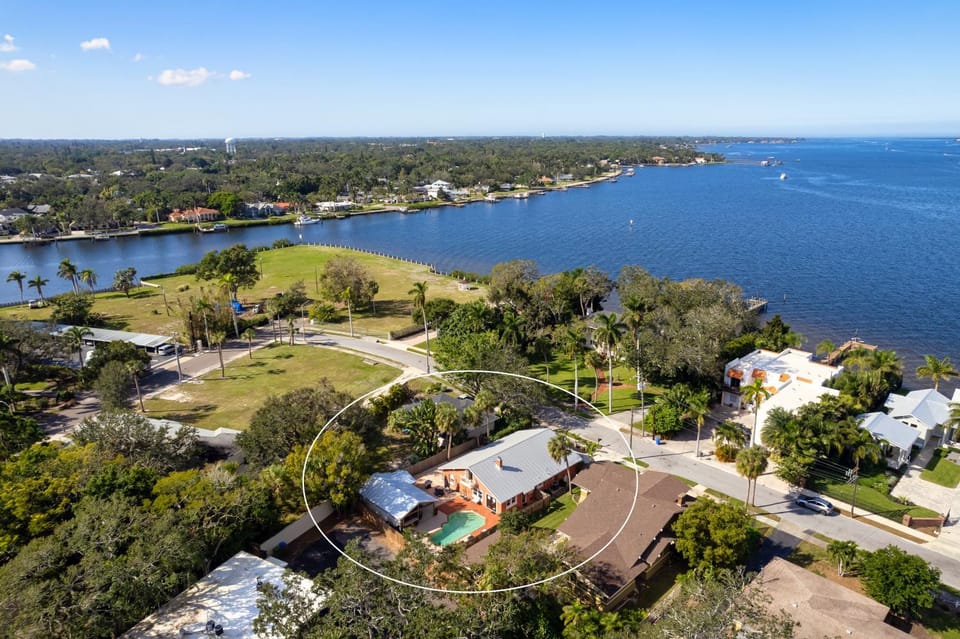 Villa Bella! Amazing pool home with cabana just minutes from downtown! House in Bradenton