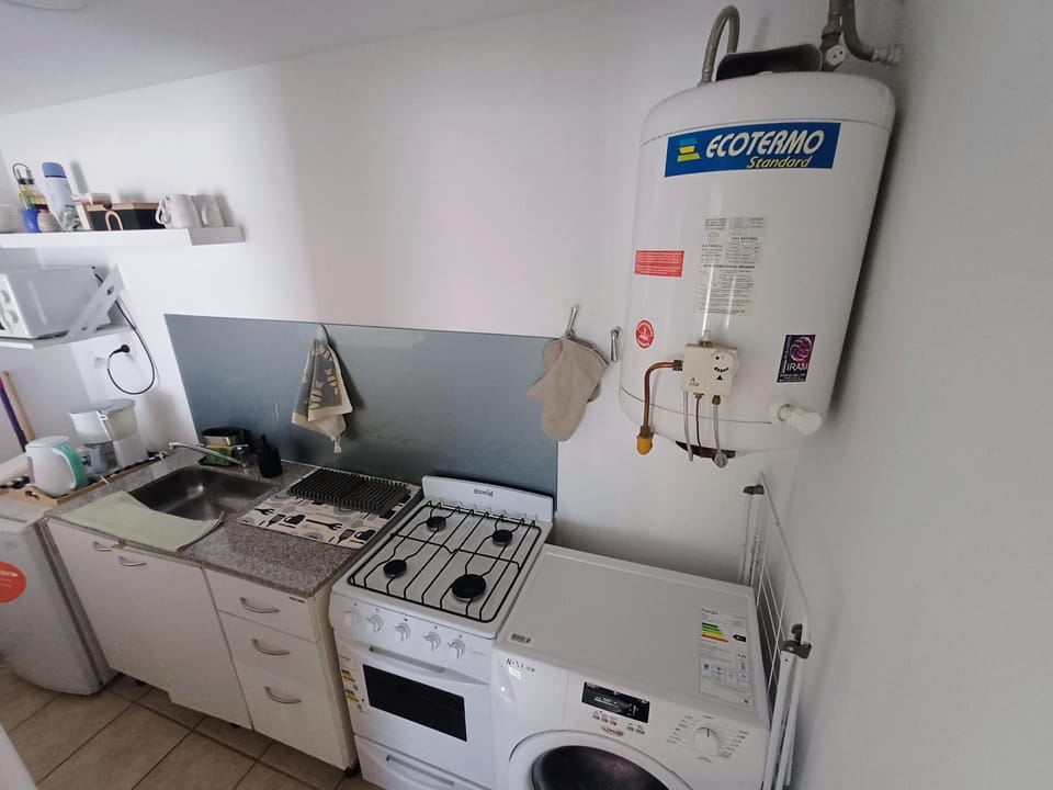 Kitchen or kitchenette, oven, washing machine