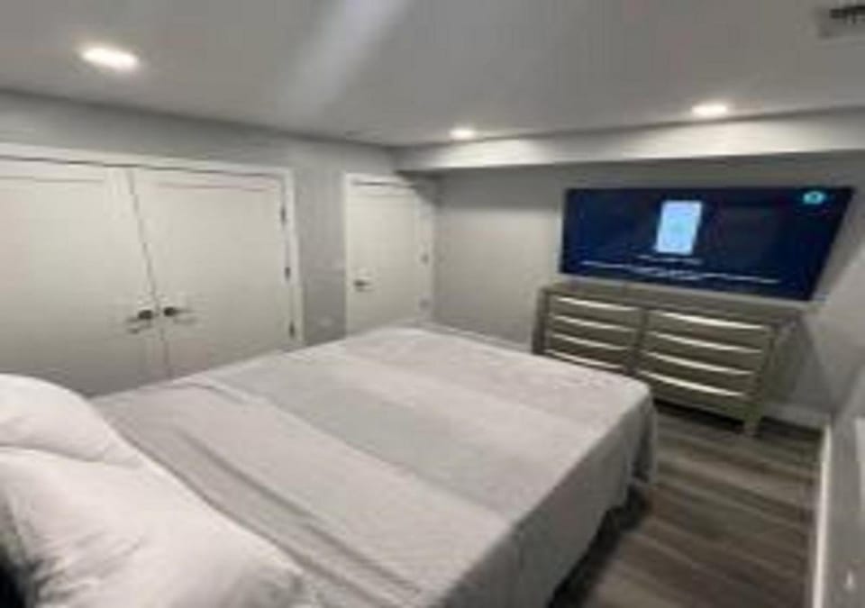 Bed, TV and multimedia, Photo of the whole room, Bedroom, wardrobe