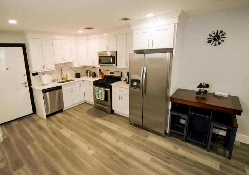 Kitchen or kitchenette, dishwasher, oven, toaster