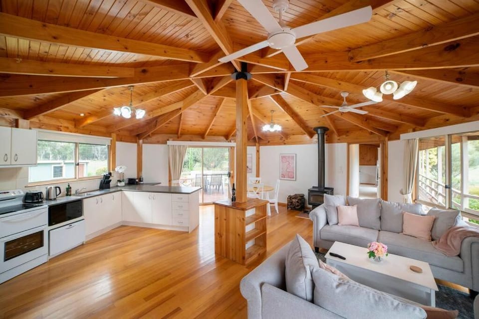 Secret Garden Cottage House in Halls Gap