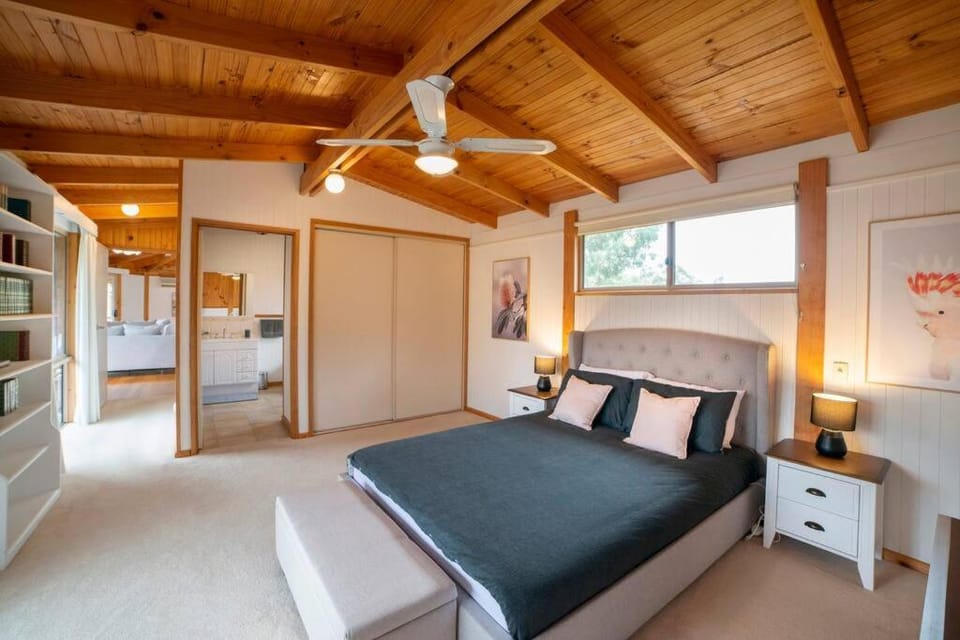 Secret Garden Cottage House in Halls Gap