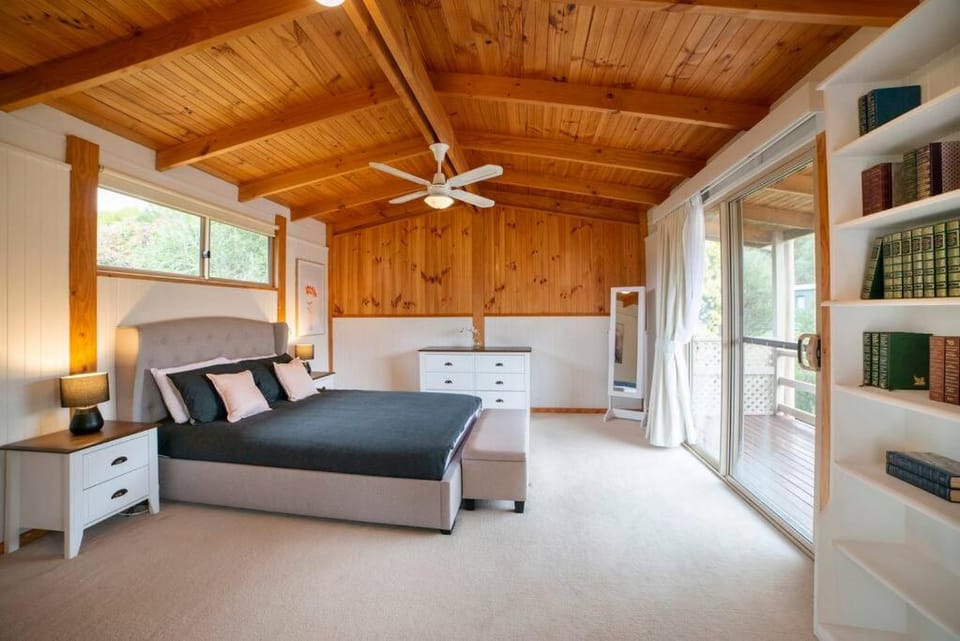 Secret Garden Cottage House in Halls Gap