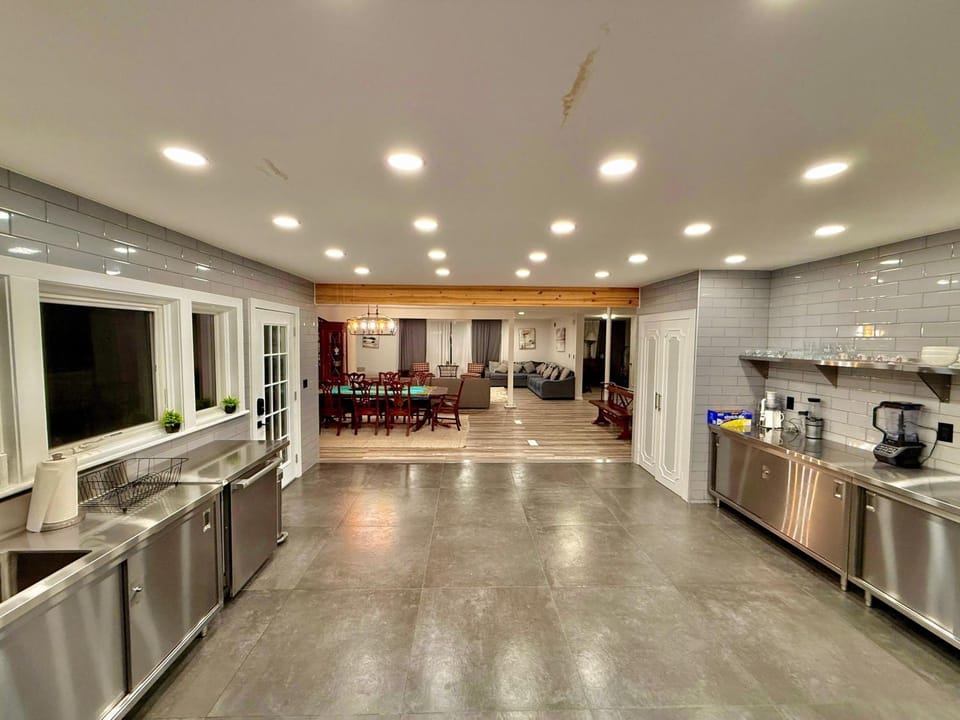 Ultimate Luxury Villa - Pool, Sauna, Hot Tub & More Villa in Paterson