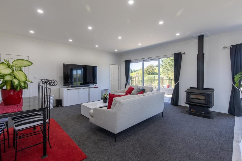 TV and multimedia, Living room, Seating area, Evening entertainment, flat iron