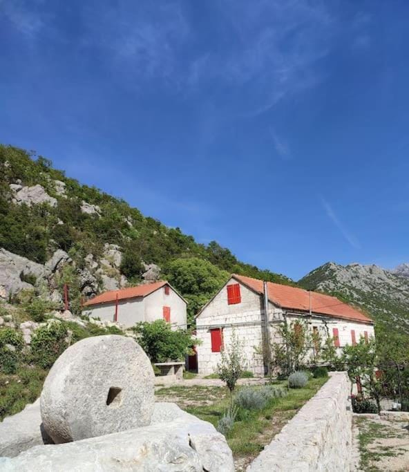 Old House Lapis- pool, hot tub, BBQ House in Split-Dalmatia County