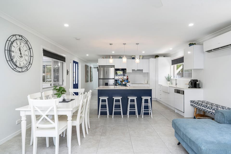 Pet Friendly Beach House with pool - Sleeps 10 House in Hervey Bay