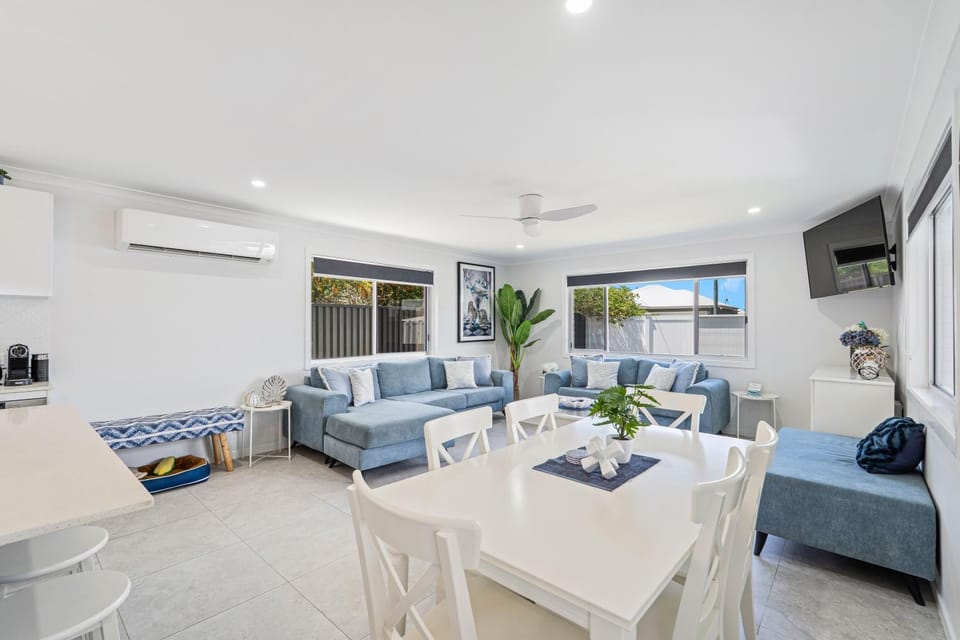 TV and multimedia, Living room, Seating area, Dining area, air conditioner