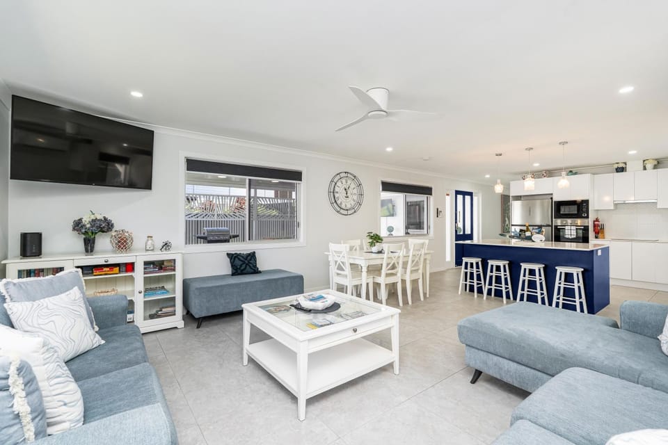 TV and multimedia, Kitchen or kitchenette, Living room, Seating area, Dining area