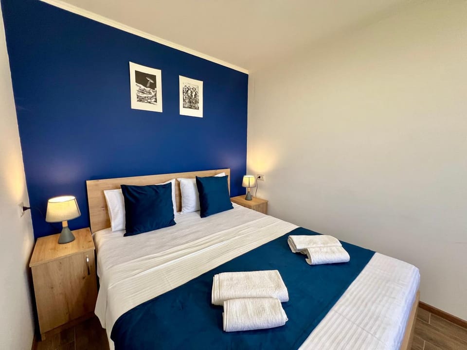 Bed, Bedroom, towels