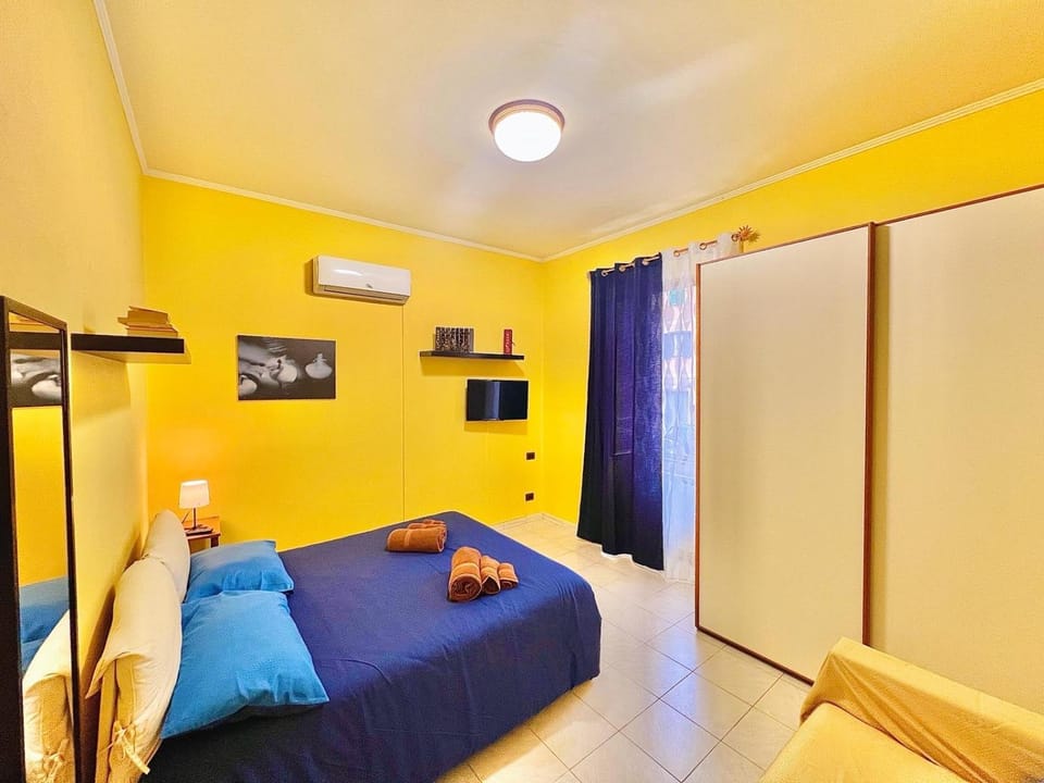Bed, TV and multimedia, Bedroom, towels, air conditioner