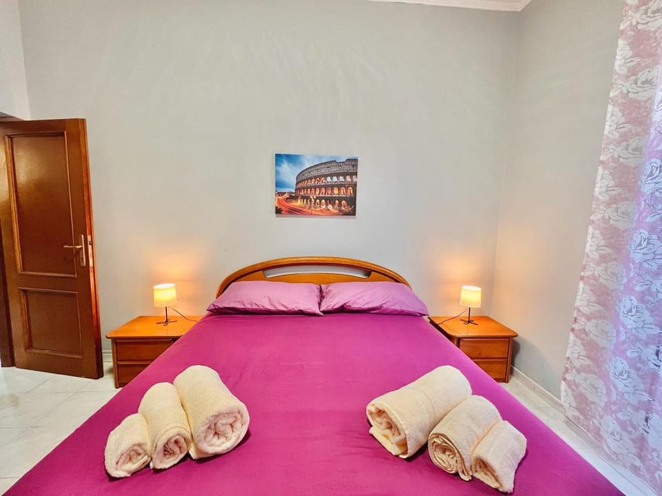 Bed, Bedroom, towels