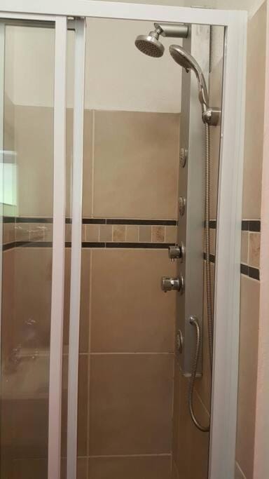 Fully equipped self-catering 6 sleeper unit Apartment in Margate
