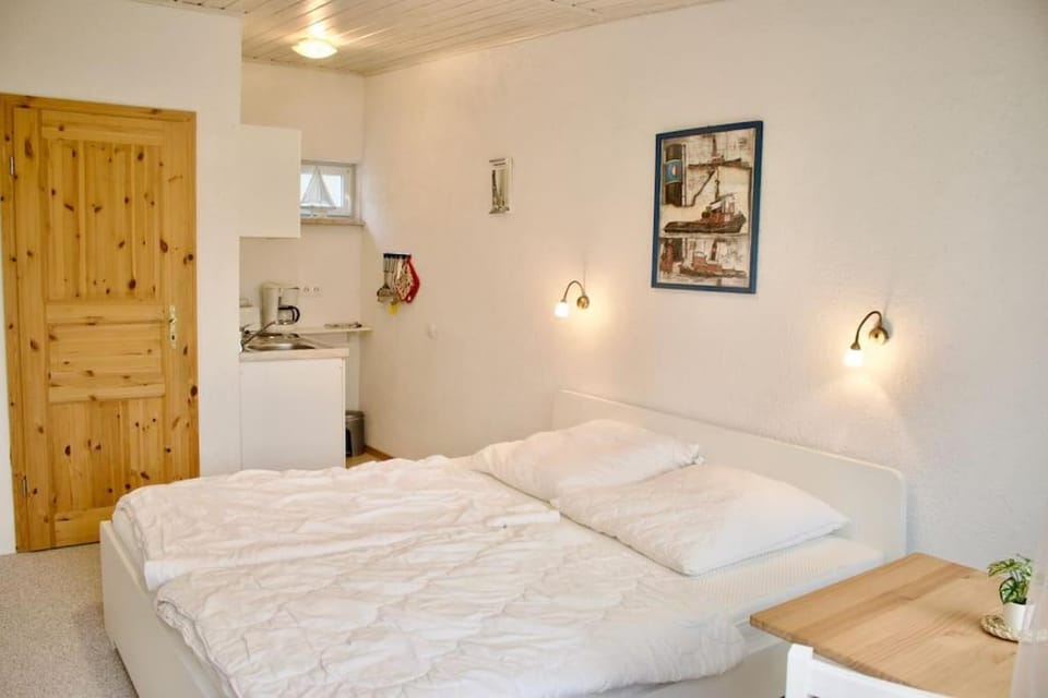 Bed, Kitchen or kitchenette, Photo of the whole room, Bedroom