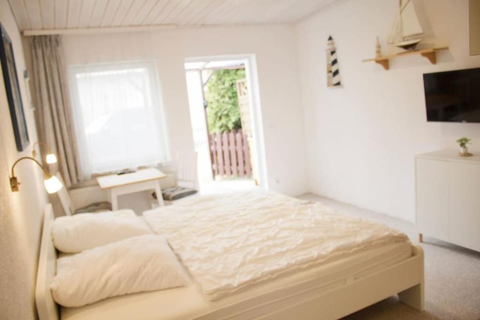 Bed, TV and multimedia, Living room, Photo of the whole room, Seating area, Bedroom