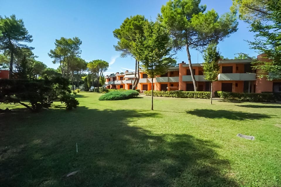 Property building, Day, Garden, Garden view