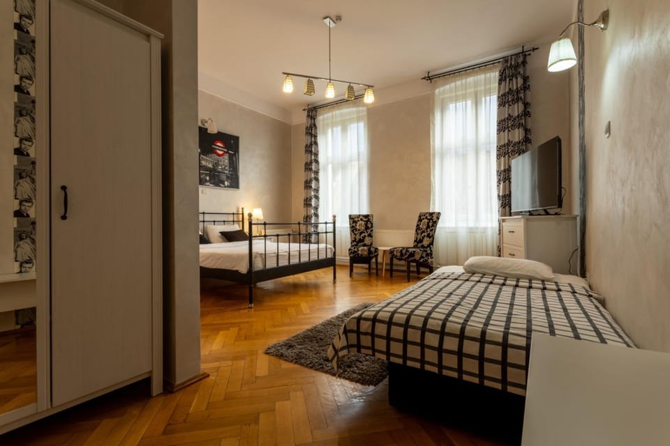 Bed, TV and multimedia, Photo of the whole room, Bedroom