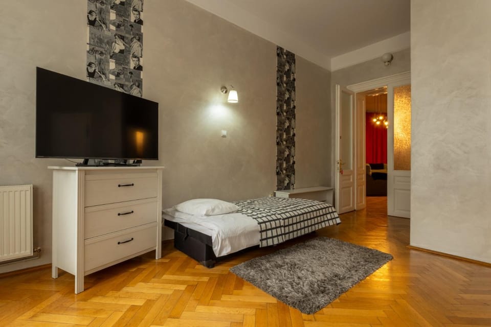 Communal lounge/ TV room, Bed, Photo of the whole room, Evening entertainment, Bedroom