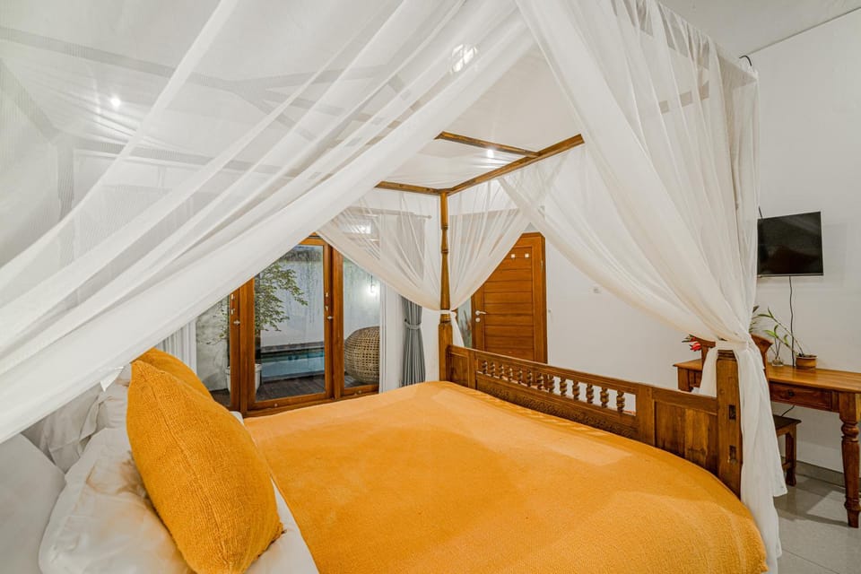 Photo of the whole room, Bedroom