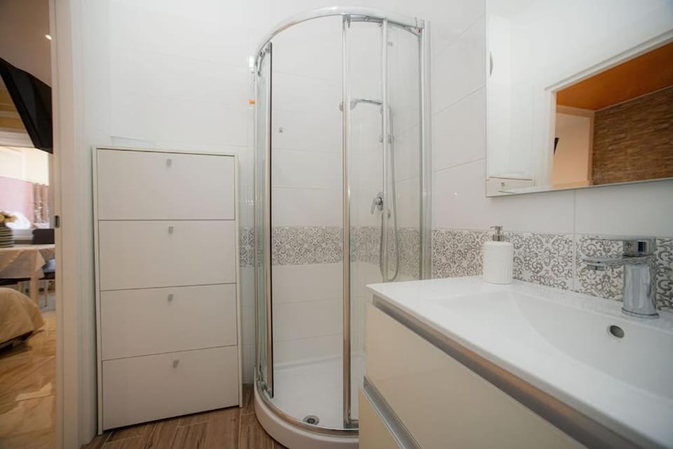 Shower, Bathroom