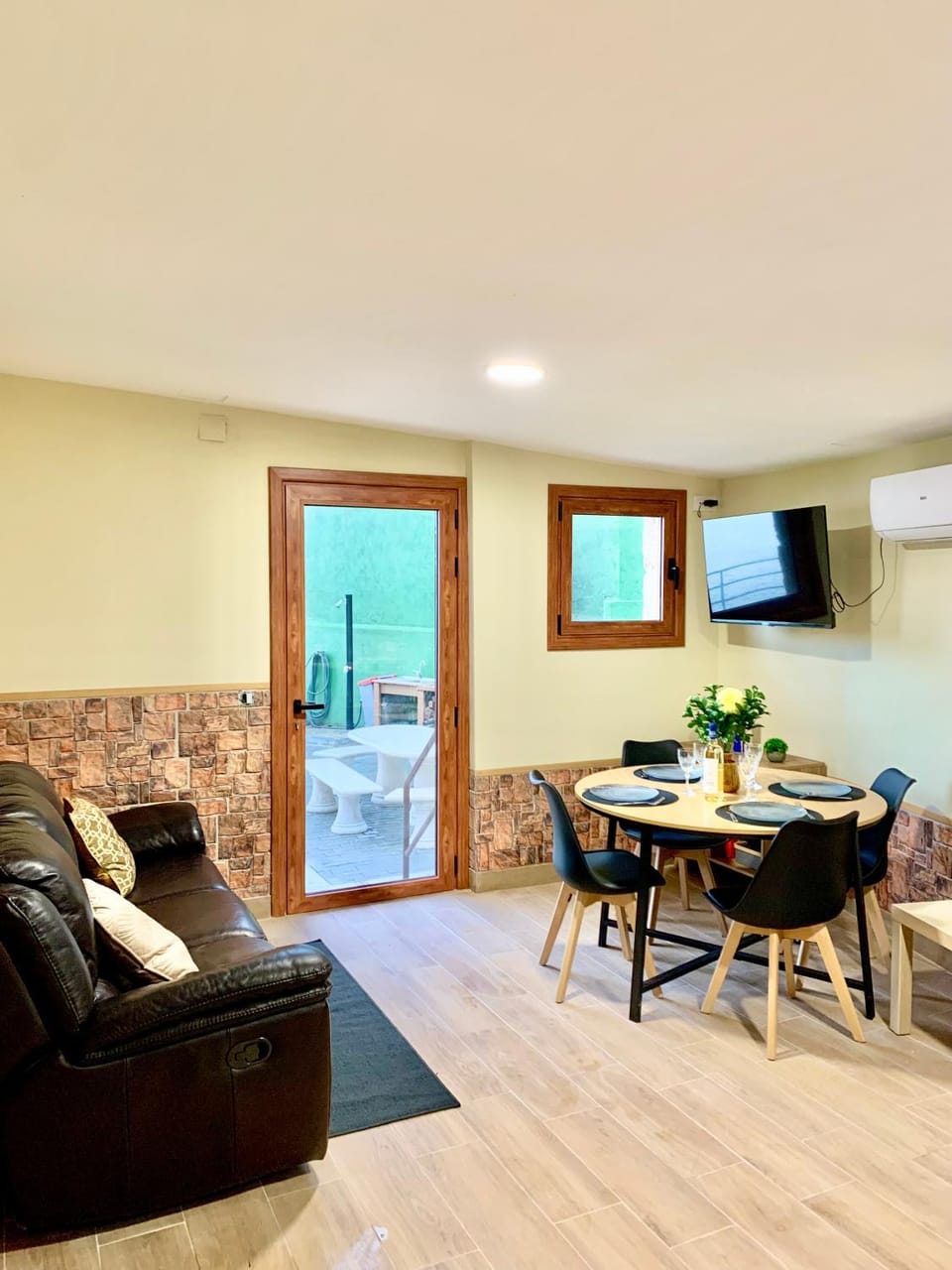 TV and multimedia, Living room, Dining area