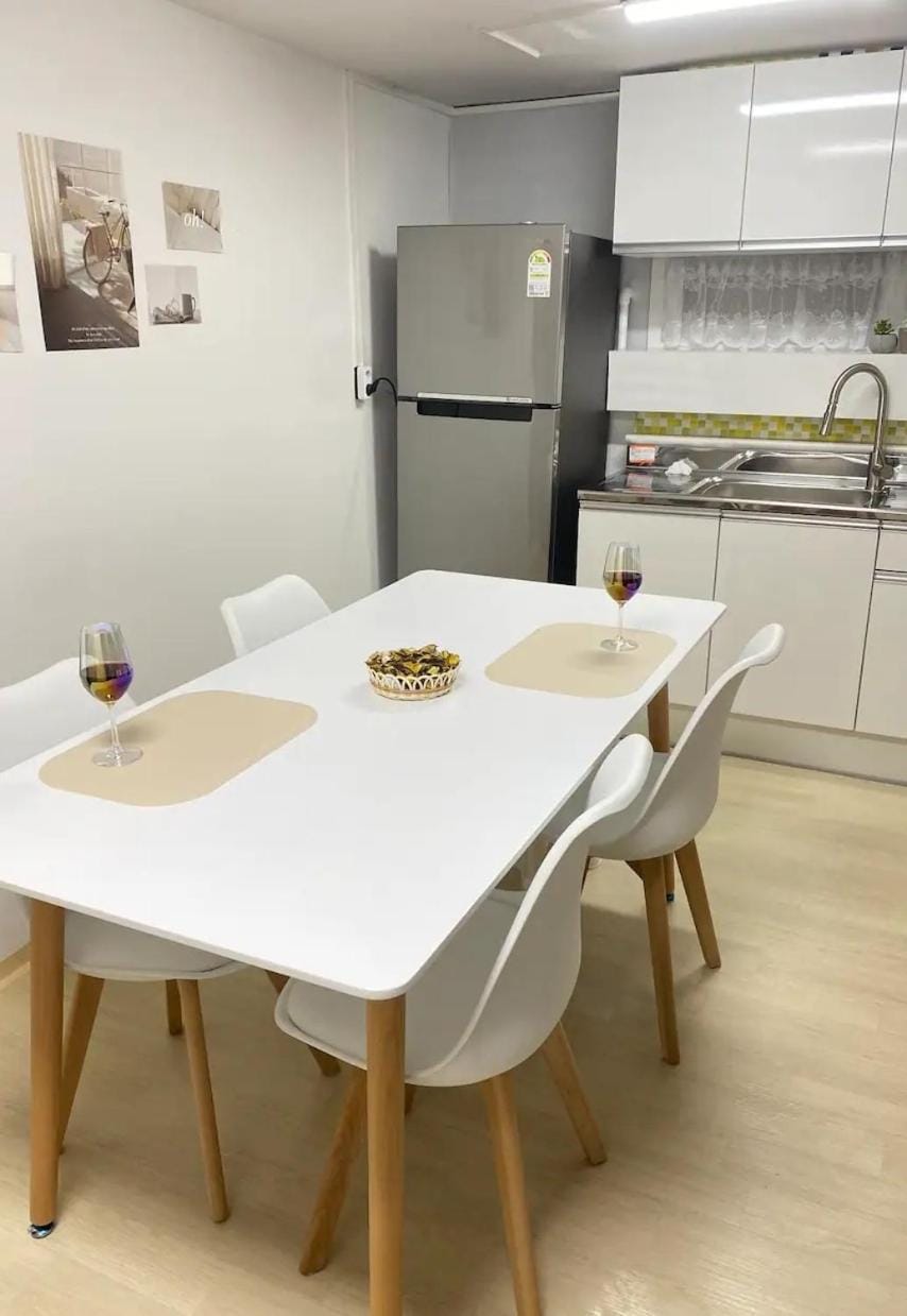 Kitchen or kitchenette, Dining area