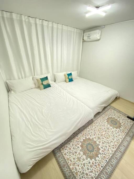 Bedroom, air conditioner