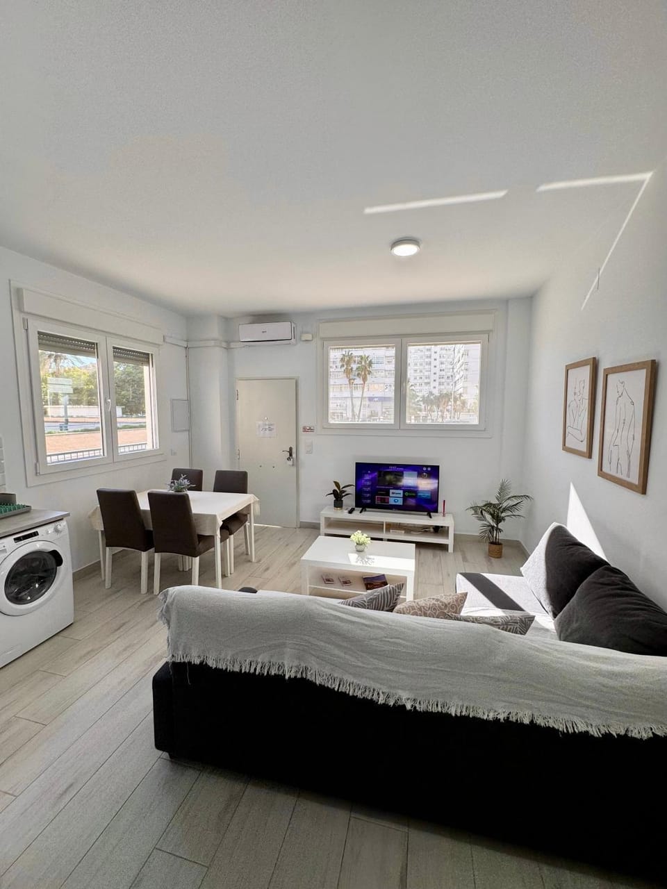 TV and multimedia, Living room, Seating area, Dining area