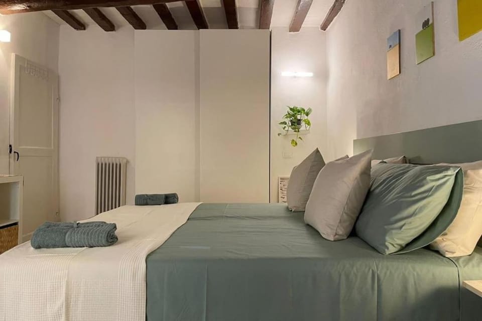 Bed, Bedroom, internet, towels