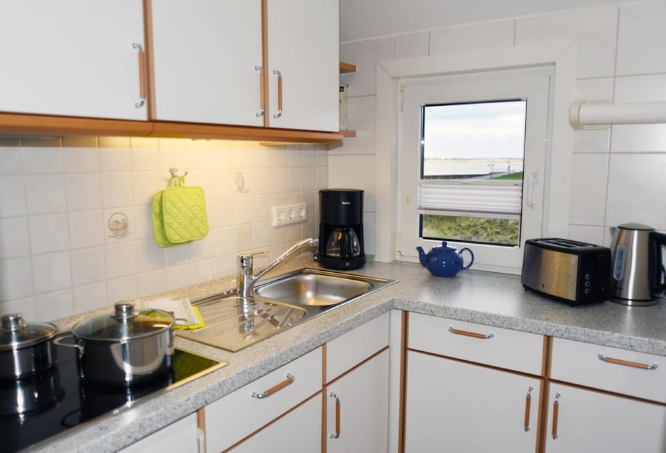 Coffee/tea facilities, Kitchen or kitchenette, dishwasher, stove, toaster