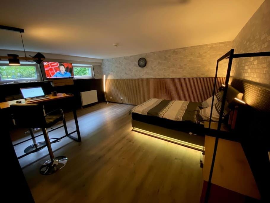 Communal lounge/ TV room, Bed, TV and multimedia, Photo of the whole room, hair dresser