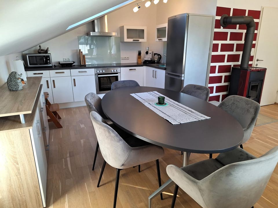 Kitchen or kitchenette, Dining area, dishwasher, minibar, oven, pet friendly, stove