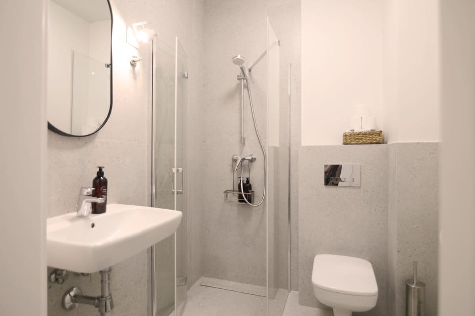 Shower, Toilet, Bathroom, towels