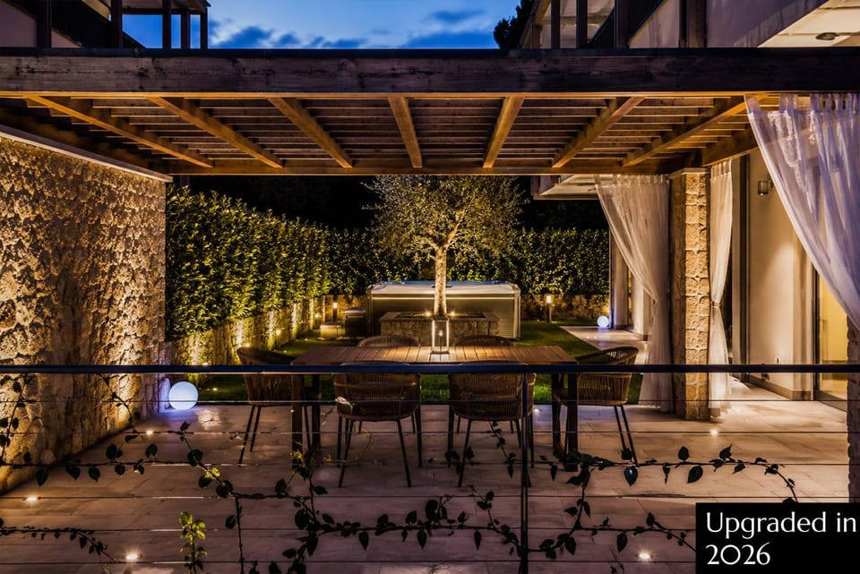 SalvatoreHomes - Luxury in the Centre of Bardolino with Private Jacuzzi & Direct Access to Infinity Pool - Casa Olivia - a 5 Star Luxury Collection at Lake Garda Apartment in Bardolino
