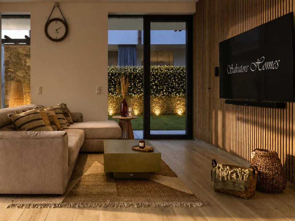 SalvatoreHomes - Luxury in the Centre of Bardolino with Private Jacuzzi & Direct Access to Infinity Pool - Casa Olivia - a 5 Star Luxury Collection at Lake Garda Apartment in Bardolino