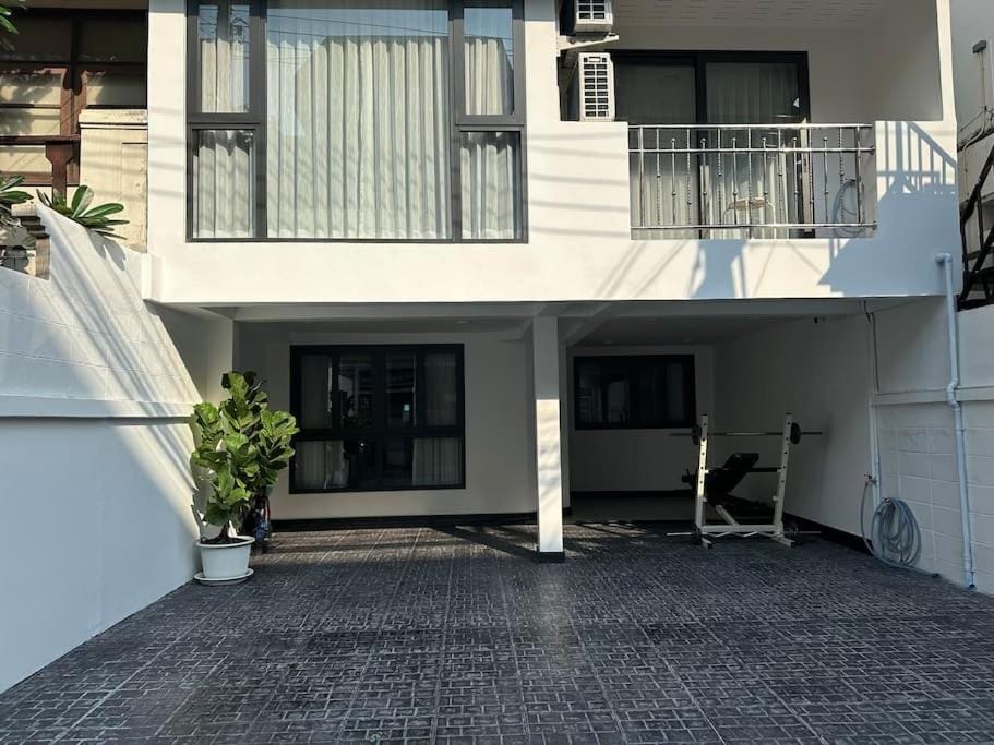 Property building, Facade/entrance