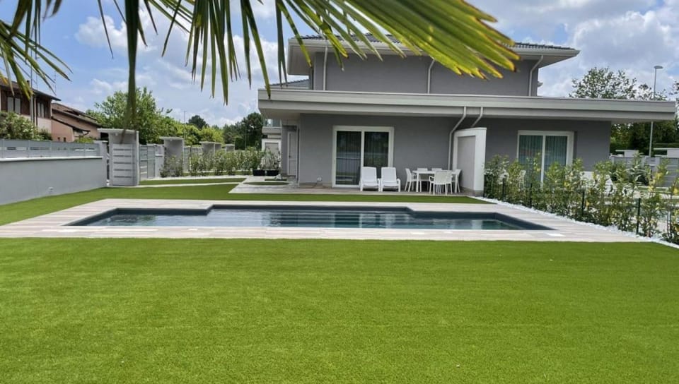 Property building, Garden, Pool view, Swimming pool, sunbed