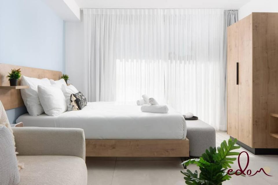 סוויטה מעוצבת עם מרפסת ליד הים - By Edomlux Apartment in Eilat