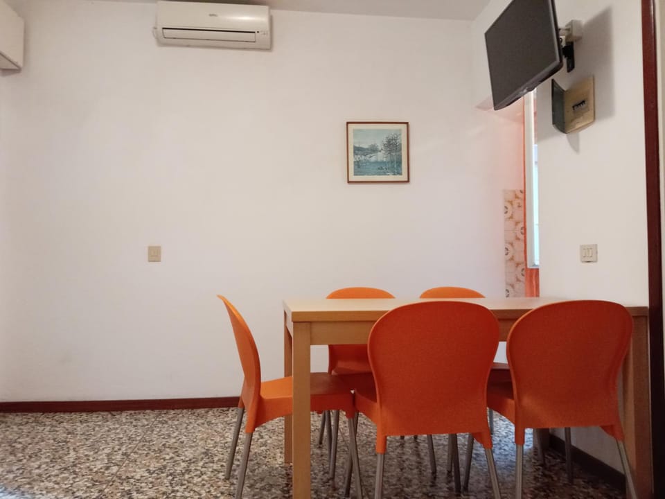TV and multimedia, Dining area, air conditioner